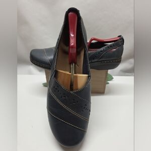 Clarks Navy and Red Women's Flats